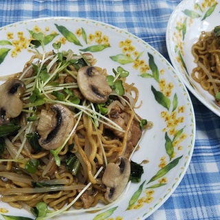 マッシュルームと貝割れトッピングのソース焼きそば☆